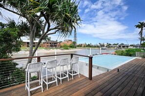 Pool, canal, or stool seating for that early morning coffee, or late afternoon drink