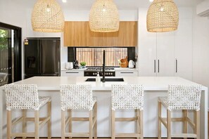 Breakfast bar at the modern, well equipped kitchen