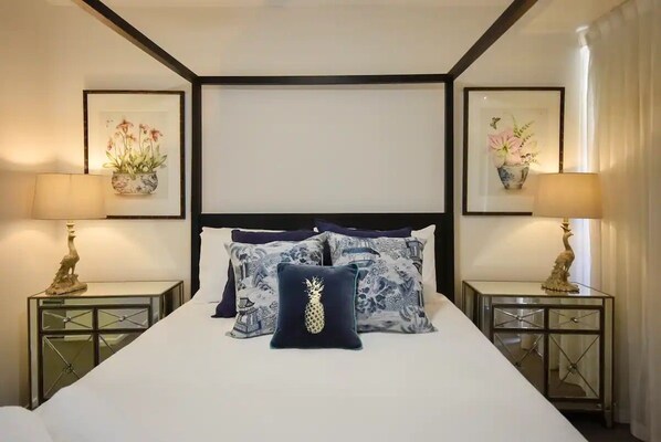 Master Bedroom - Queen Bed