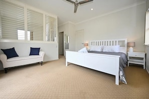 Master Bedroom - Queen Bed