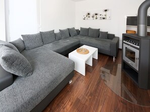 Couch, Tabelle, Möbel, Interior Design, Studio Couch, Komfort, Fussboden, Wohnzimmer, Holz, Flooring
