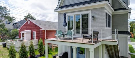Beautiful yard space| second story deck