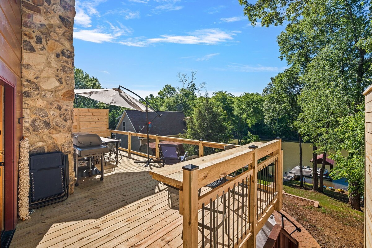 Mountain Island Lake Lodge: Private Dock, Kayaks, Paddle Boards, Family Fun!