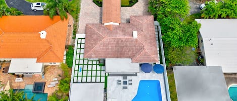 Aerial | Showcasing the private backyard