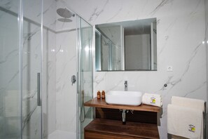 Haupt-Badezimmer mit Dusche, WC und Bidet