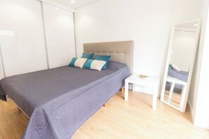 QUARTO CAMA CASAL 140*190/ DOUBLE BEDROOM 140*190/ DORMITORIO CON CAMA DOBLE 140*190