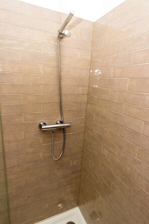 Bathroom / Salle de bain / Casa de banho/ Cuarto de baño / Douche à l'italienne / Chuveiro / Walk-in shower / Cabina de ducha
