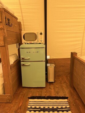 Swamp20Rose-appliances-microwave-fridge2