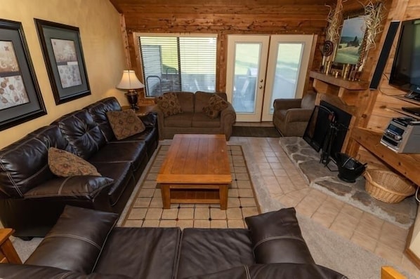 Indoors, Couch, Furniture, Lamp, Living Room