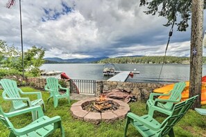 Lake Side Fire Pit- Roast the marshmallows and tell all the good stories. 