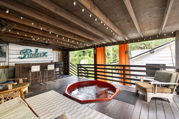 Massive Hot Tub allows for plenty of space for guests and friends. Come dip your toes in, and Relax on Rountree!