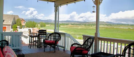 Covered porch w/ fans & outdoor speakers. View of Longs Peak & Lake McIntosh.