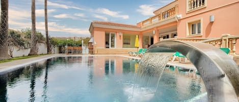 Majestic Costa De Sol Villa | 4 Bedrooms | Villa Jordania | Close to Beach & Sea | Mijas