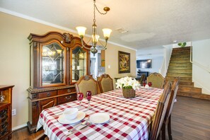 Dining Room | Dishware/Flatware Provided