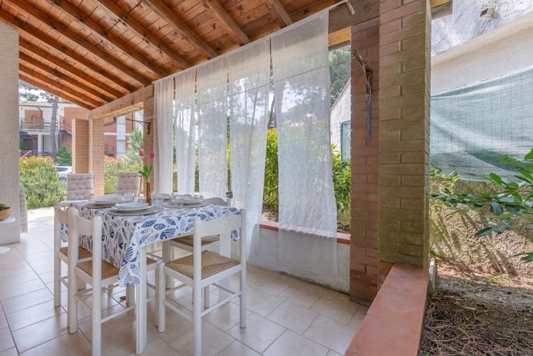 Outdoor dining