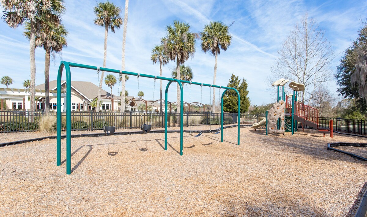 Lovely Seabrook Villa 2BR, Marsh Views! Pool Access! Elevator!