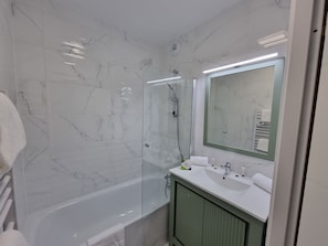 The bathroom will have either a shower or a tub. Let us know if you have a preference.