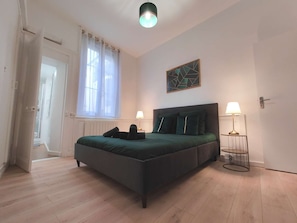 Bedroom : bed queen size 160x200 cm² + bedside tables + rack