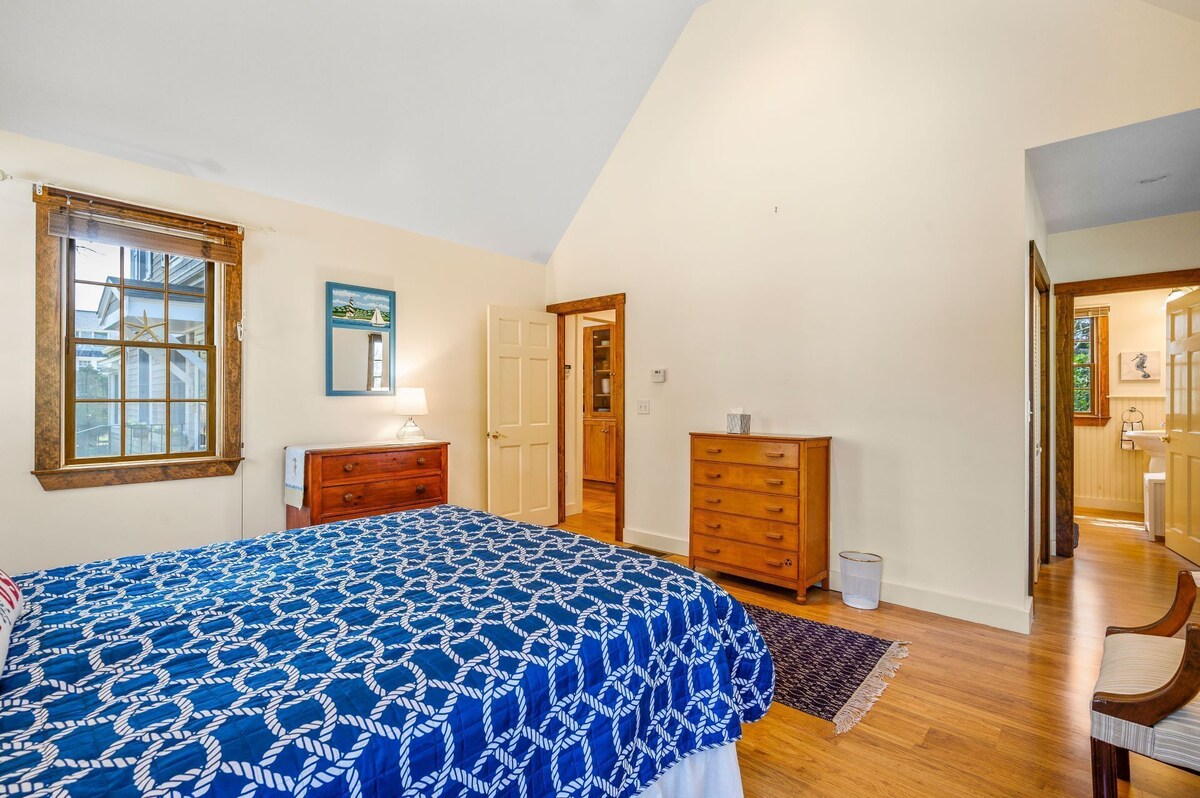 Beach Plum Cottage – Dog-friendly, neighborhood beach, deck, sunroom, patio! Sleeps 8 – 3 bed/3 bath