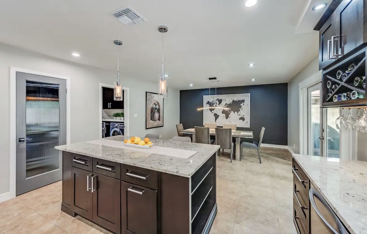Special! Lakeview Home w Theater Rm, Splashpad, Pools, Pickleball, Golf.