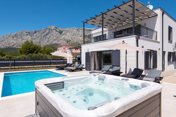 Outdoor spa tub