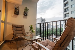 Very cozy en-suite balcony with a view of the sea and Barranco district