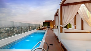 Rooftop pool with 2 jacuzzis to enjoy the best view of the sea and the city