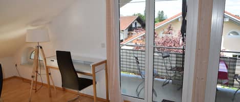 Dorfblick, 1-4 Pers., 2sep. SZ, 2.OG, Balkon-Zugang zum Balkon vom Wohn-Essbereich mit Schreibtisch