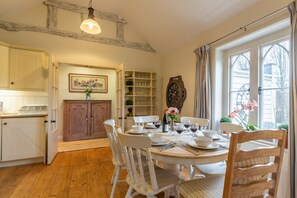 The Cartlodge, Higham: Dining table with seating for six guests