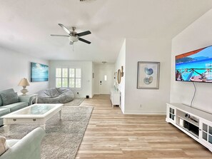 Large spacious Living Room