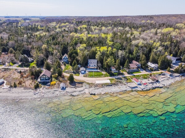 Welcome to Paradise, your dream family vacation spot! Nestled on the stunning Barrow Bay and embraced by the majestic Niagara Escarpment, this waterfront haven offers breathtaking views of Georgian Bay. 