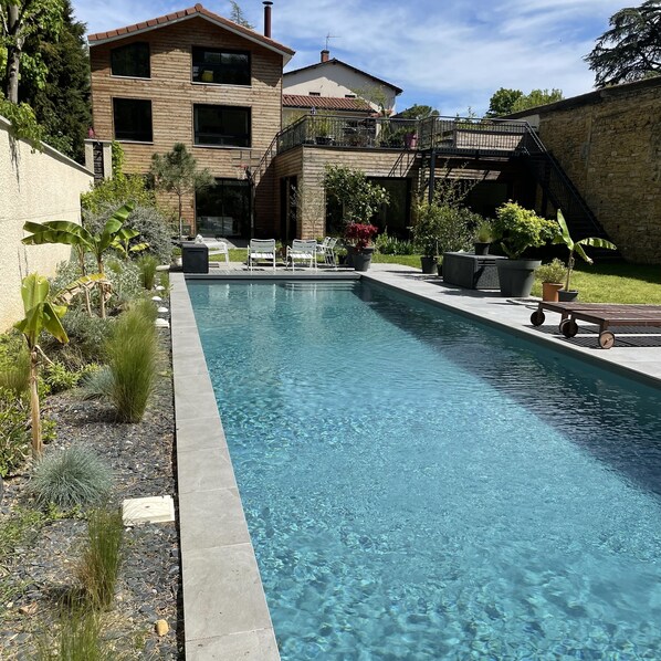 Vue piscine 15 m et maison