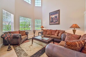 AV12731 - Spacious and light living with two-story high ceiling