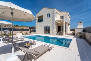 Villa Ora mit beheiztem Pool, Whirlpool, 4 Schlafzimmer