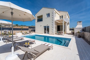 Villa Ora with Heated pool, Whirlpool, 4 bedrooms
