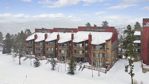 This true ski-in/ski-out condo places you near the Four O’Clock Ski Run and right by the Snowflake lift so you can be out your door and on the slopes in mere minutes!