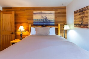 Queen Bedroom-Main Level