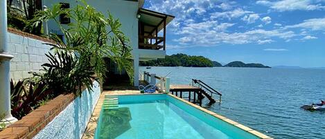  Casa à beira-mar com piscina e churrasqueira em Mangaratiba/RJ