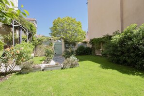 entrée et jardin du logement 