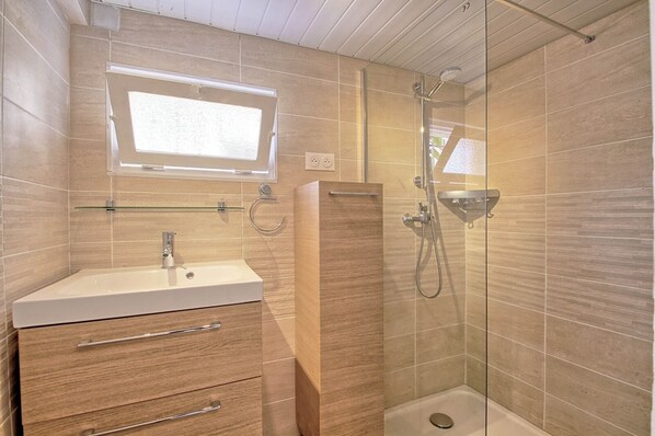 salle d'eau avec lavabo et douche à l'italienne 