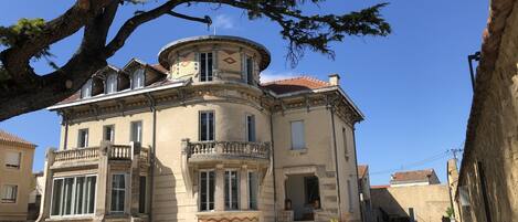 Maison de Maßtre Arts Nouveaux protégés par Bùtiments de France. Centre Ville