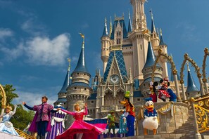 Just minutes away from world-famous attractions, perfect for a magical vacation experience.