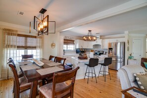 Dining table sets 6 and 2 at the bar.