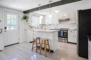 Kitchen and breakfast bar