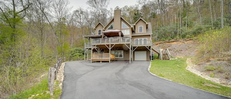 Cullowhee Vacation Rental | 3BR | 3BA | Stairs Required | 2,200 Sq Ft