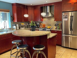 Kitchen/Island bar