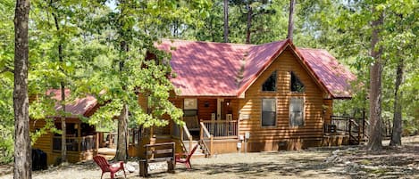 Broken Bow Vacation Rental | 2BR | 2BA | 1,000 Sq Ft | 4 Exterior Stairs
