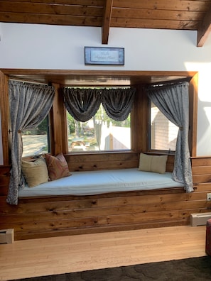 Livingroom window seat