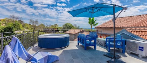 Outdoor spa tub