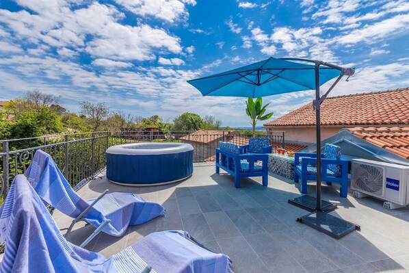 Outdoor spa tub